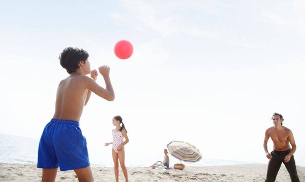 5 sports à pratiquer en famille à la plage